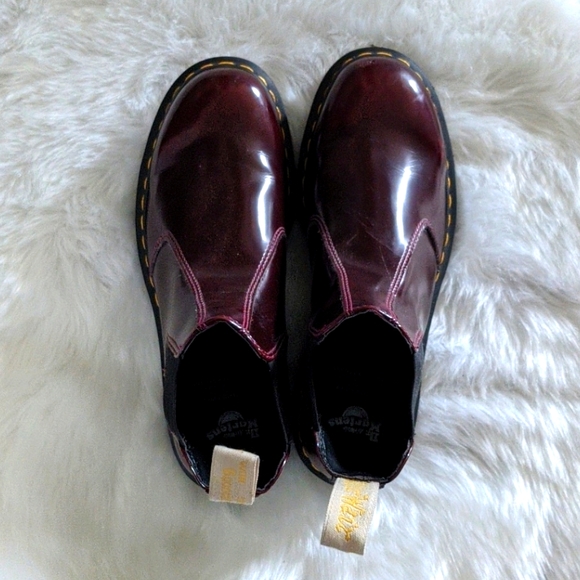 DR. MARTENS VEGAN 2976 CHELSEA BOOTS IN CHERRY RED - Picture 7 of 8